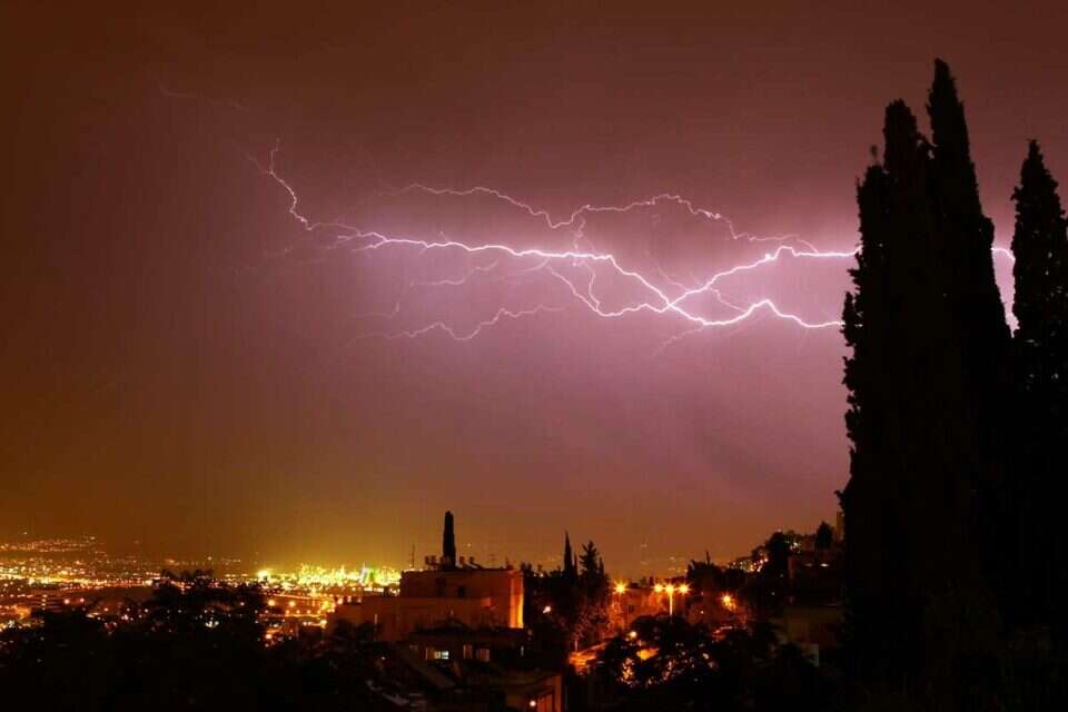 צילום: מישל דוט קום // חגיגה בשמיים. תושבי חיפה נהנו אתמול ממופע ברקים מרהיב שחישמל את שמי הכרמל ,