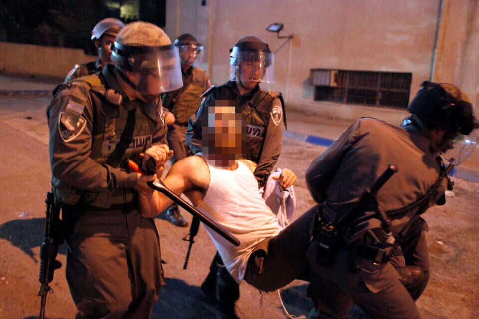 צילום: ליאור מזרחי // אחד המפגינים מובל בידי שוטרים, בשבוע שעבר ,