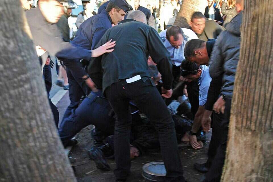 צילום: רויטרס // המאבטחים משתלטים על היורה, שלשום ,