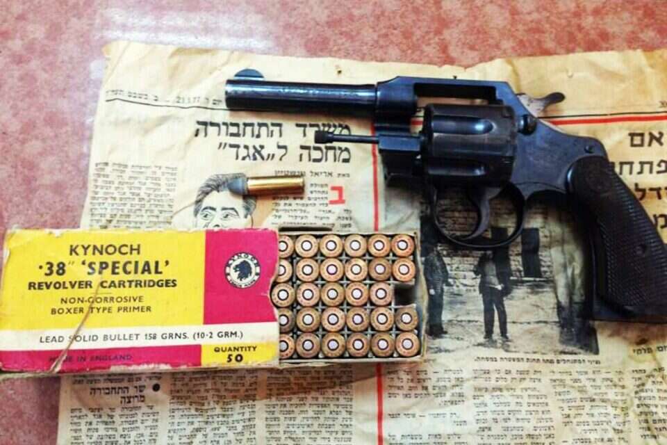 צילום: דוברות מחוז דרום של המשטרה // חלק מאמצעי הלחימה שהוחזרו ,