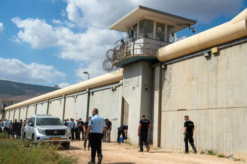 ניתן למצוא פתרונות, כלא גלבוע , גיל אליהו/ג'יני