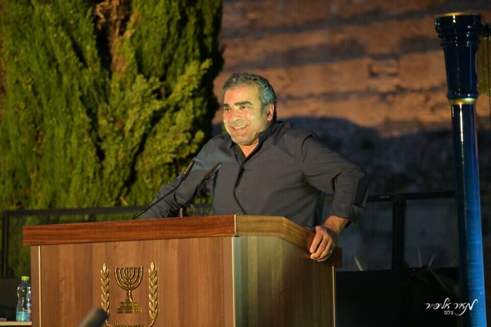 ג'קי לוי מקבל את הפרס , מאיר אליפור