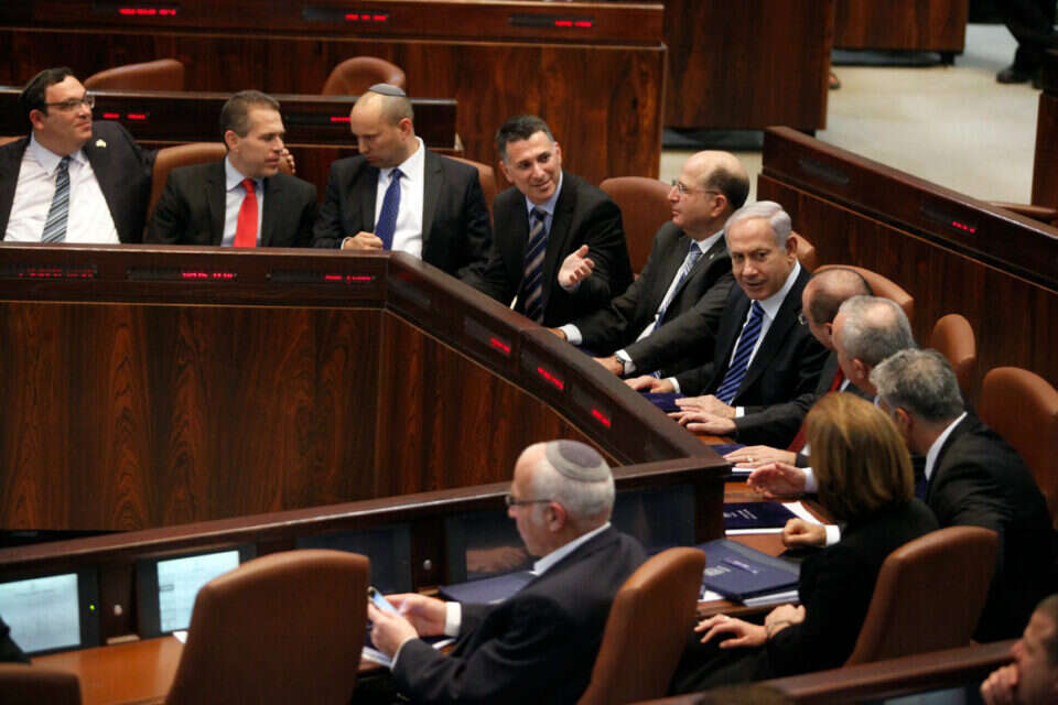 צילום: ליאור מזרחי // ביחד סביב השולחן: חברי הממשלה ה־33 ליד שולחן הממשלה בכנסת, אמש ,