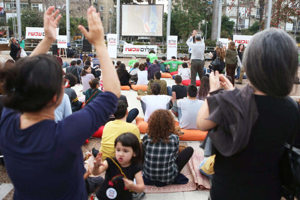 צילום: יהושע יוסף // צופים בנאום בכיכר רבין, אתמול ,