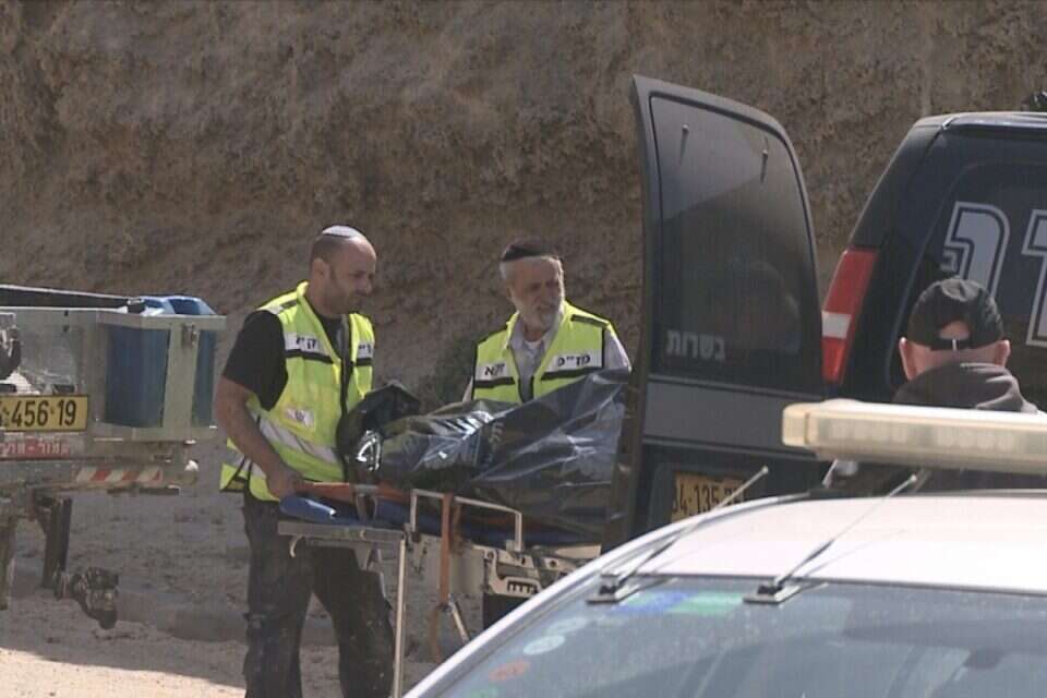 צילום: משה בן שמחון // הגופה שנפלטה מהים, חוף סידני עלי, היום ,