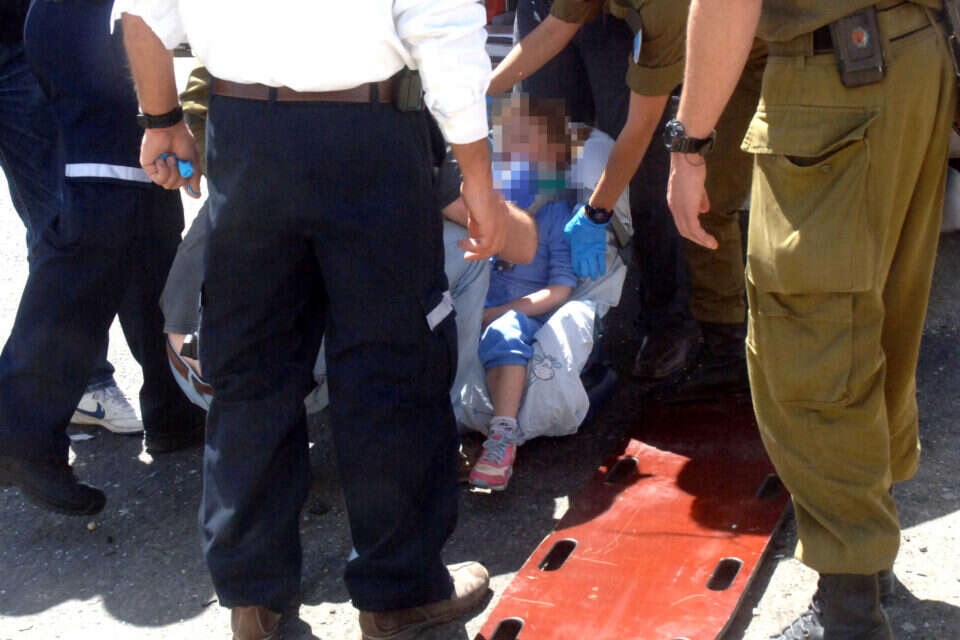 צילום: דודו גרינשפן // מחלצים פעוטה שנפצעה , 