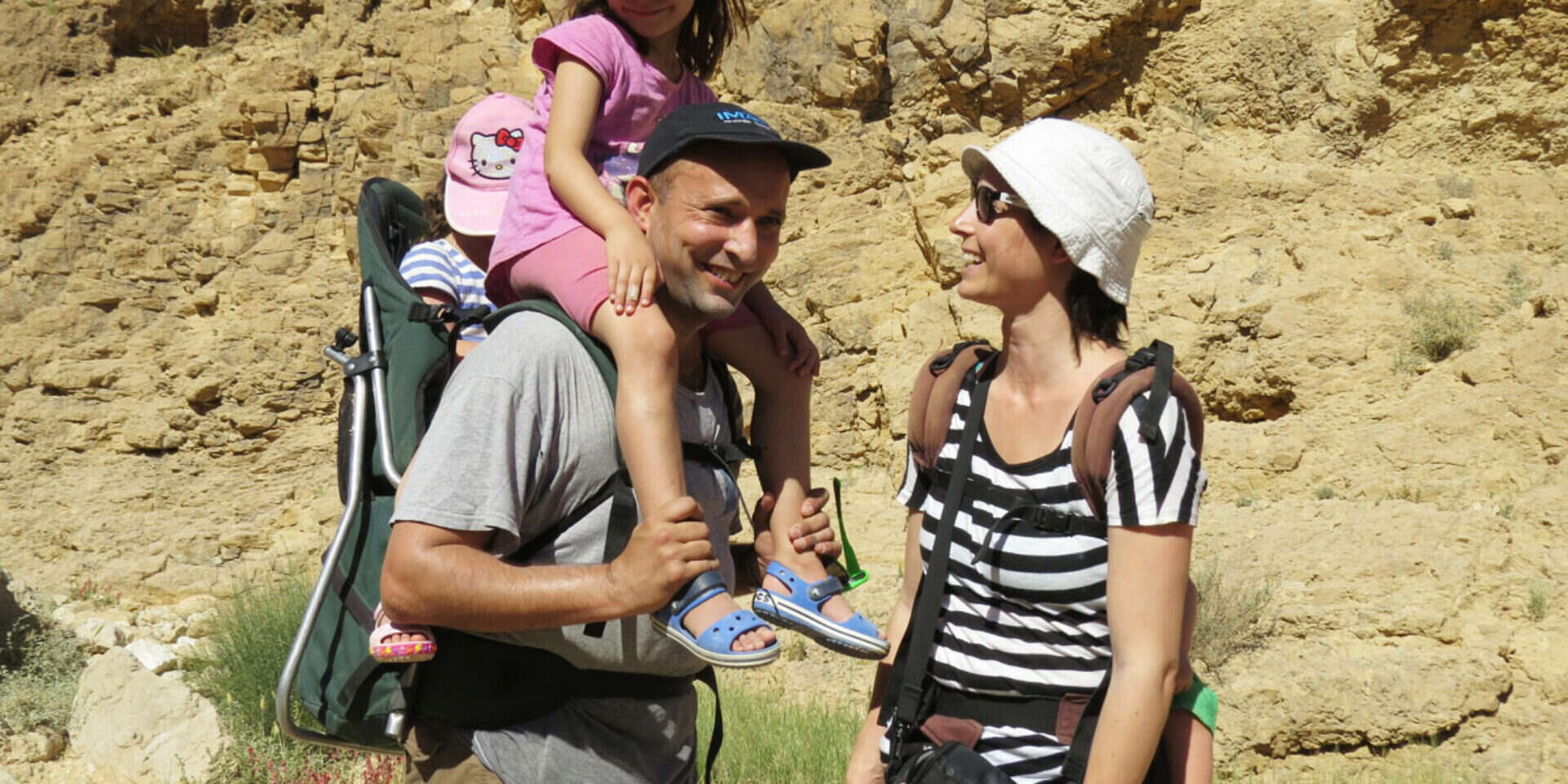 פסח זה אח. השר נפתלי בנט מטייל עם משפחתו בנחל צפית , 