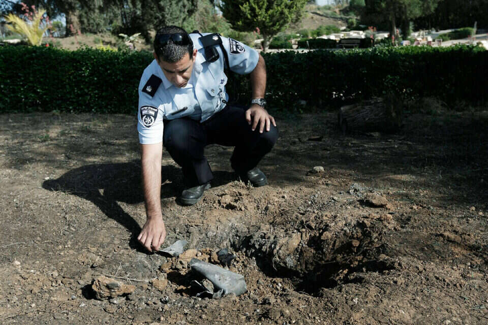 מקום נפילת אחת הרקטות סמוך לשדרות, אתמול , 
