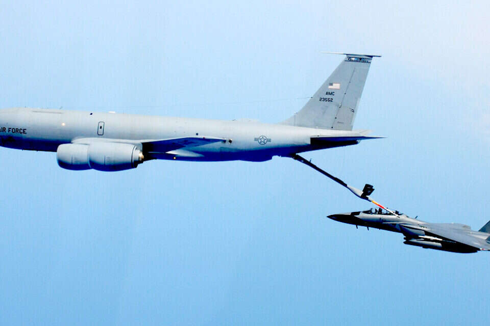 מטוס KC-135 מתדלק מטוס קרב , רויטרס