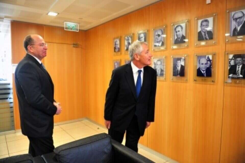 צילום: Ministry of Defense // Defense Minister Moshe (Bogie) Ya'alon showing his U.S. counterpart Defense Secretary Chuck Hagel pictures of former Israeli defense ministers on Monday. ,