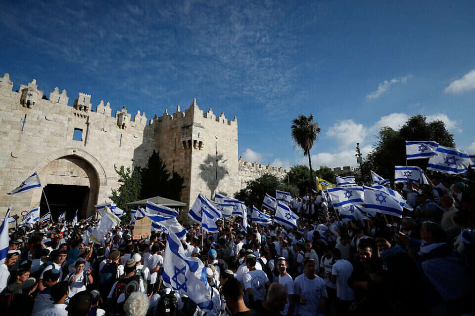 המוני צועדים בשער שכם , אי.פי.איי.