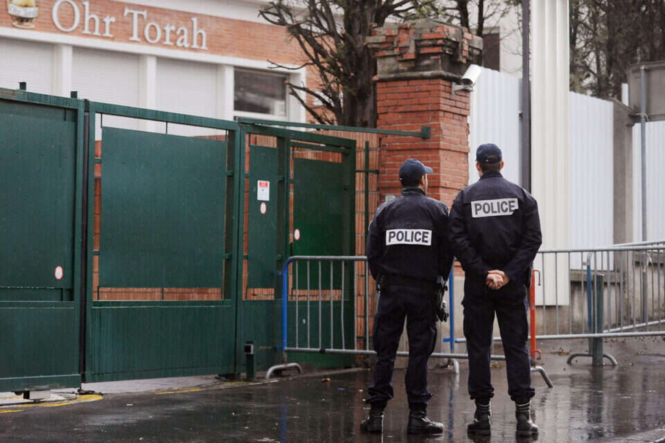 צילום: אי.אף.פי // שוטרים מחוץ לביה"ס אוצר התורה , 