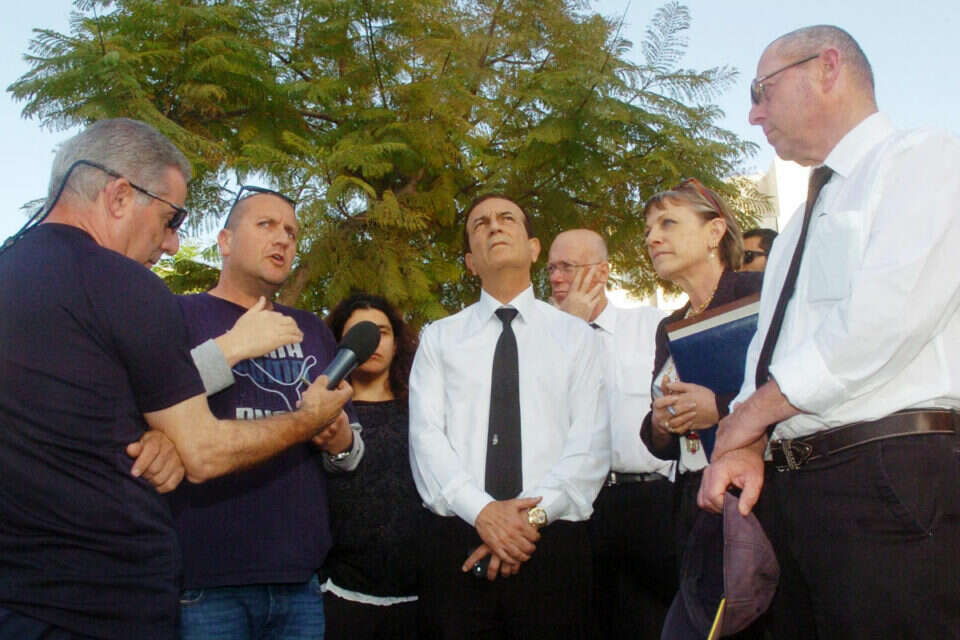 צילום:  דודו גרינשפן // השופטים מסיירים בזירת הרצח , 