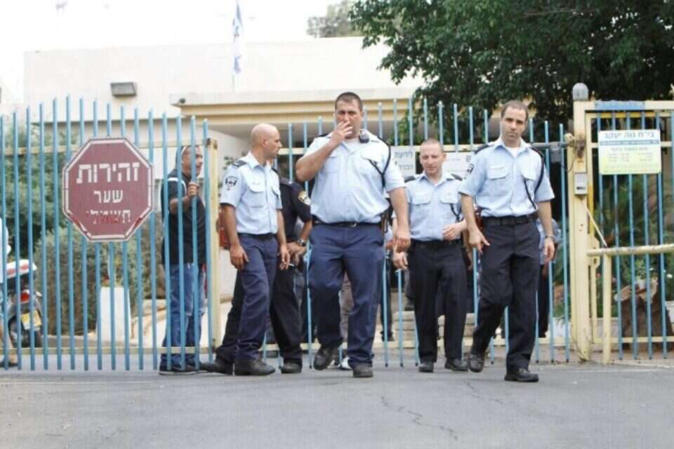 צילום: רואי עלימה // שוטרים פשטו על מוסד נווה יעקב בפ"ת, הבוקר ,