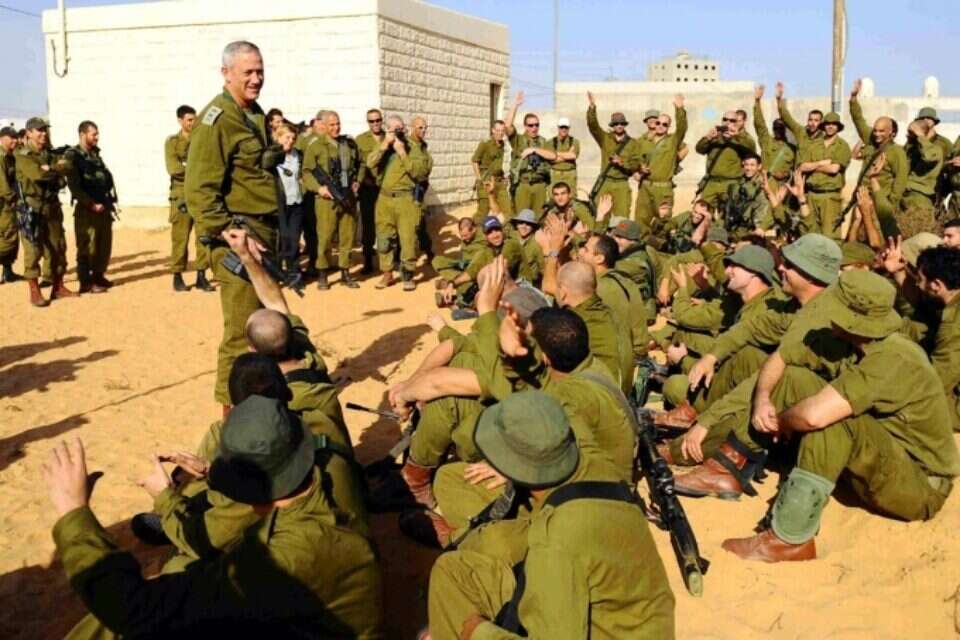 צילום: דובר צה"ל // אינספור החלטות לקבל. הרמטכ"ל רא"ל בני גנץ וחיילים בשטח ,