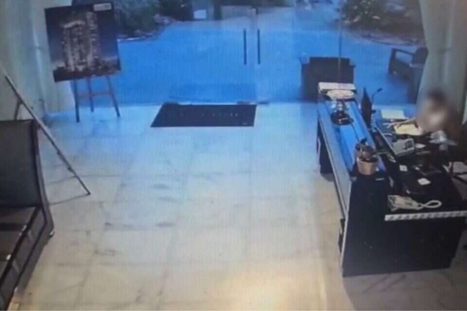 החשוד צופה בפורנו במשרד , מצלמות אבטחה