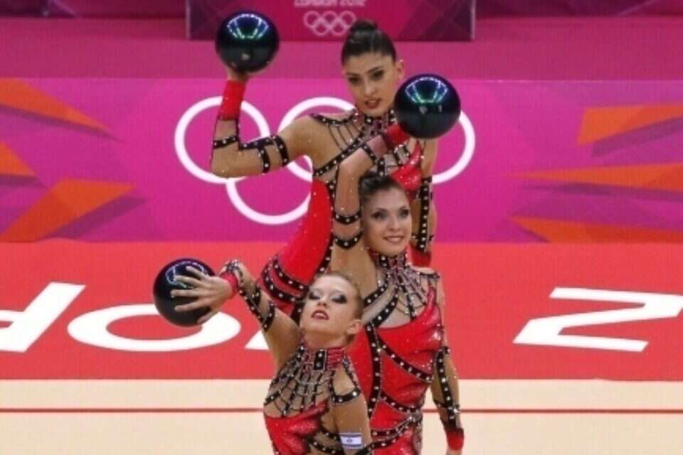 צילום: AFP // That's the way the ball drops. The Israeli rhythmic gymnastics team in London. ,