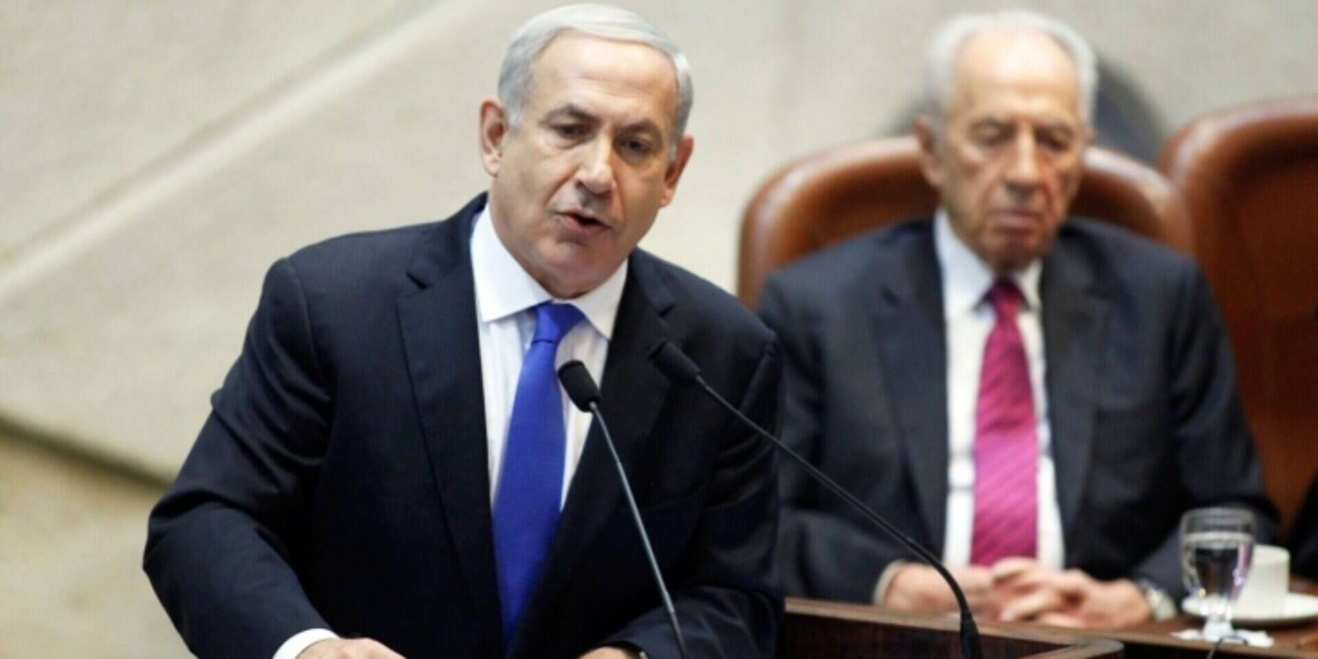 הספורט הלאומי: הוא מוביל מהלכים, אחרים קופצים לקחת קרדיט. נתניהו לצד שמעון פרס , ליאור מזרחי