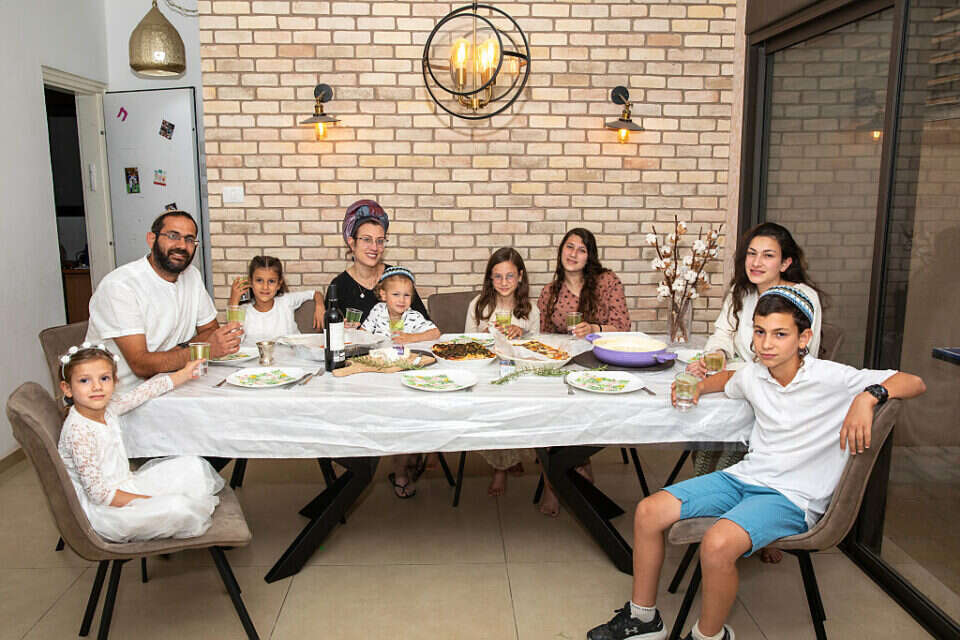 משפחה בשדרות לפני כניסת החג , יהודה פרץ/ארכיון