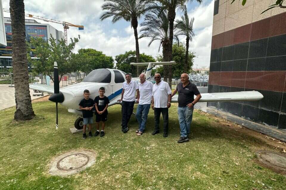 דב שפיגלמן וצוותו לאחר שיפוץ מטוס לטובת ילדים בביה"ח שניידר ,
