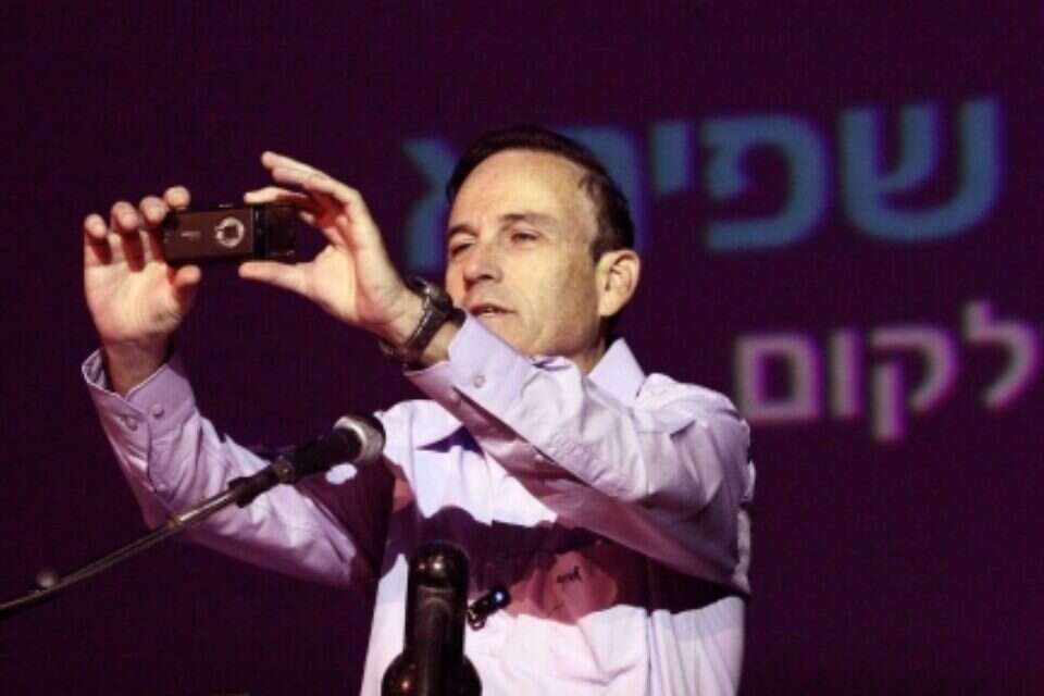 עמוס שפירא עם הסלולר: המפעיל יגזור קופון , 