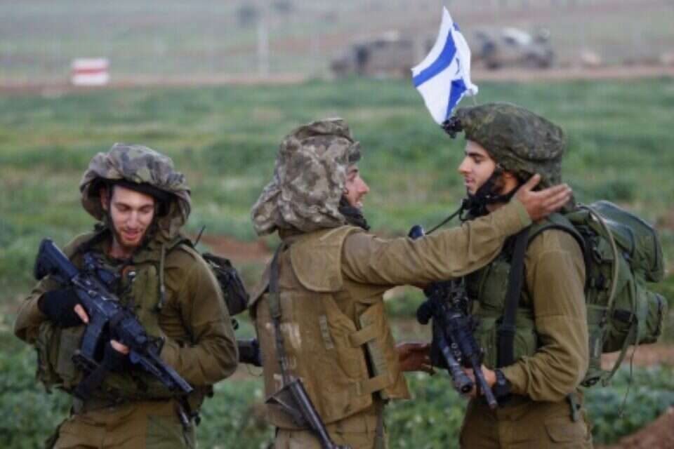 לאורך הגבול נראו אתמול חיילים מתחבקים בחזרתם לגבולות ישראל , רויטרס