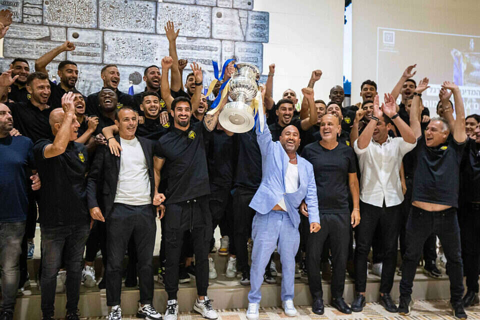 אנשי בית"ר מניפים את הגביע בבית הנשיא , אורן בן חקון