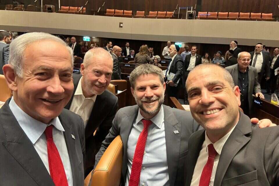 לא מתבייש, כץ מחויך עם נתניהו וסמוטריץ' , ללא