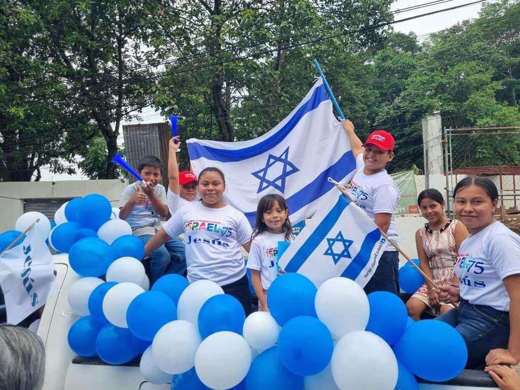 כך נראית אהבת אמת: אלפים חגגו עצמאות לישראל - בגואטמלה | ישראל היום