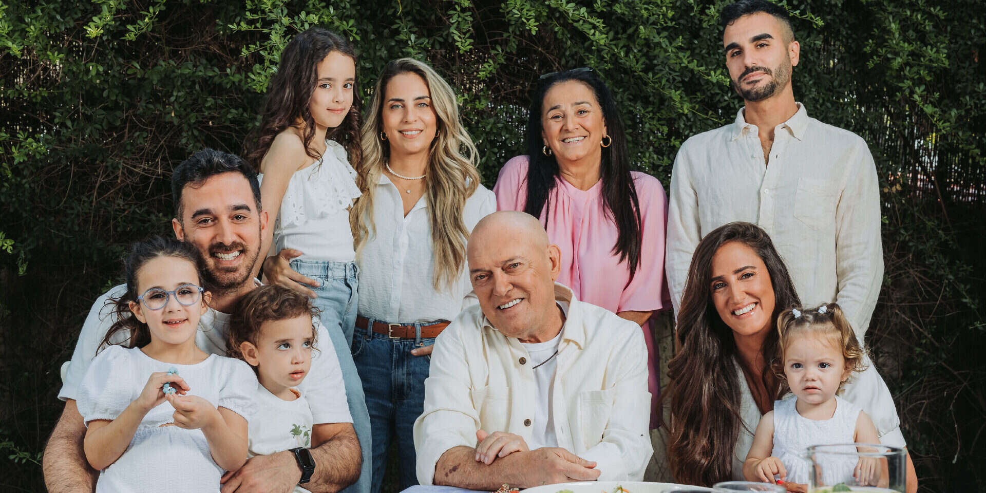 המשפחה. מימין לשמאל, למטה: שילה התינוקת ואמה מנור, שלומי, אביהו עם עמית ודון. עומדים מימין: סהר, חני, מיכל ואריאל , אריאל עפרון