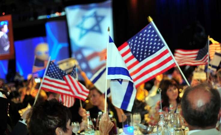 אמריקה וישראל כאחת. דגלים מונפים בכנס ארגון הנוצרים המאוחדים למען ישראל , Paul Wharton