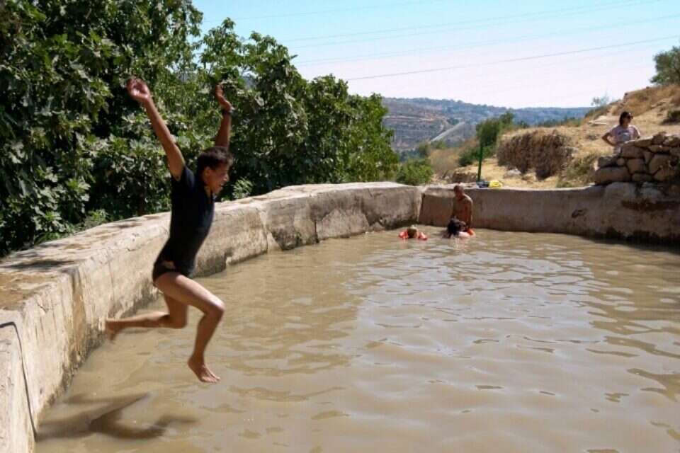 מתרחצים בעין לבן בירושלים , עומר מסינגר