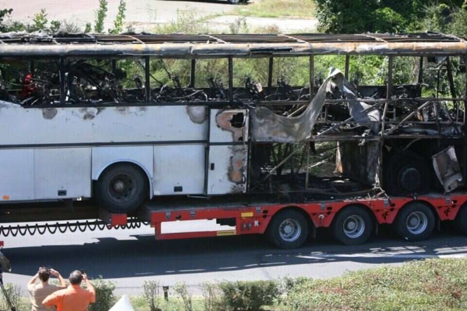 צילום: אי.פי // פינוי האוטובוס מזירת הפיגוע, אתמול בבורגס ,