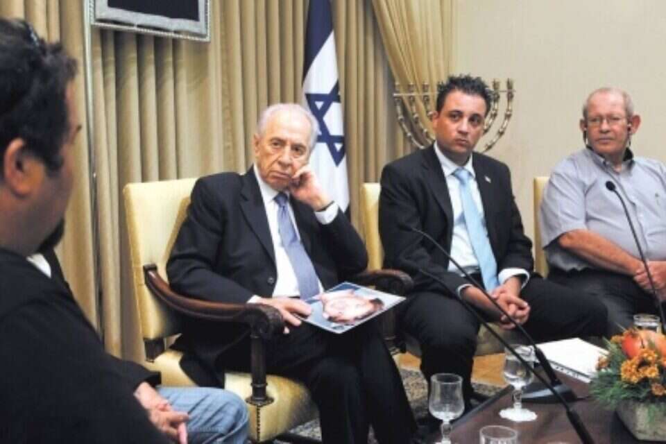 צילום: קובי גדעון // הנשיא עם תמונת אסף צור ז"ל שנרצח בפיגוע בחיפה ,