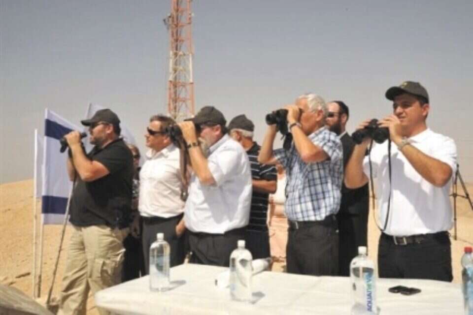 חברי הוועדה לעובדים זרים במהלך סיור ליד הגדר, בגבול מצרים ,