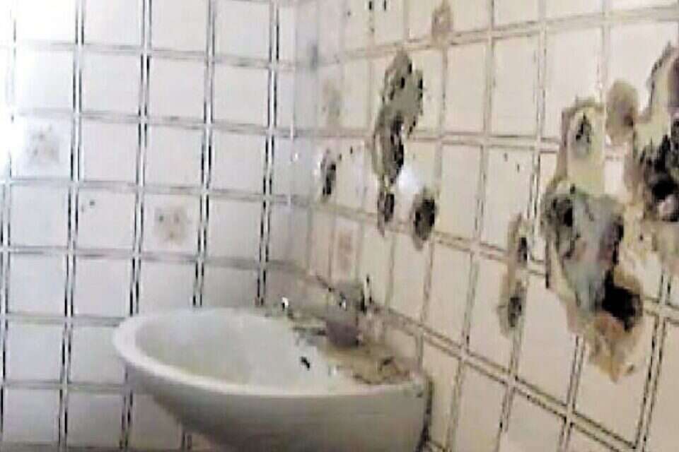 חדר האמבטיה שבו התבצר המחבל ,