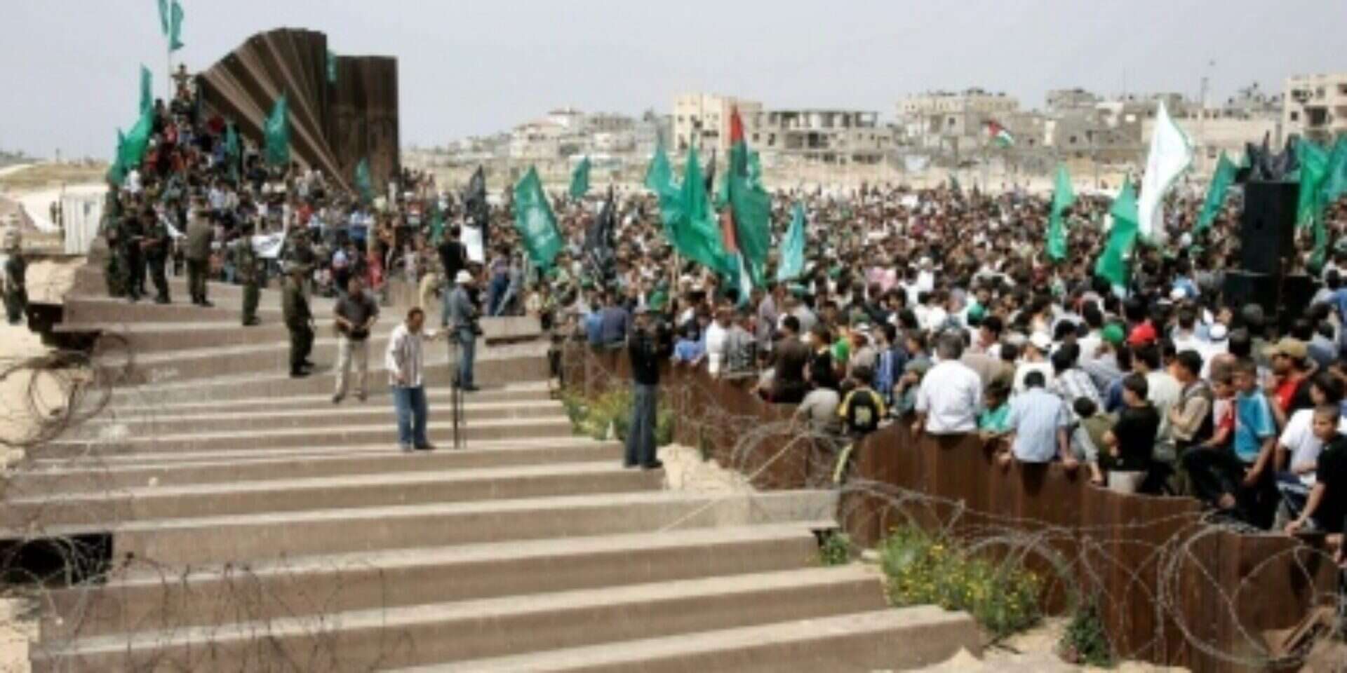 אפריל 2008: המוני פלסטינים פרצו את מעבר רפיח. לכאן הכל מתנקז, גם האיומים , רויטרס (ארכיון)