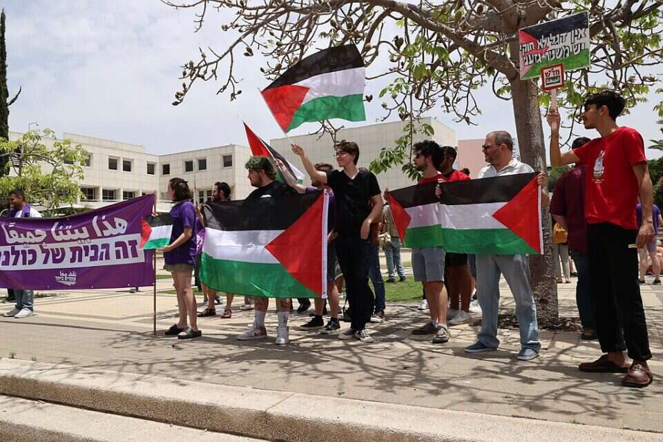 ח"כ עופר כסיף מניף את דגל פלשתין יחד עם סטודנטים באוניברסיטת תל אביב , קוקו