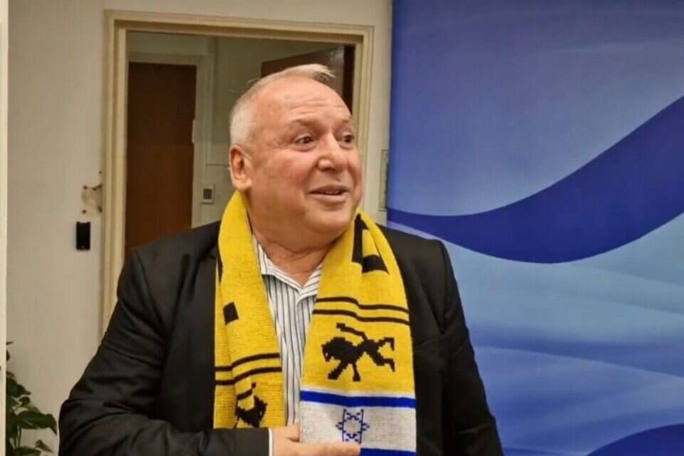 דוד אמסלם עם הצעיף של בית"ר ירושלים , שימוש על פי סעיף 27א