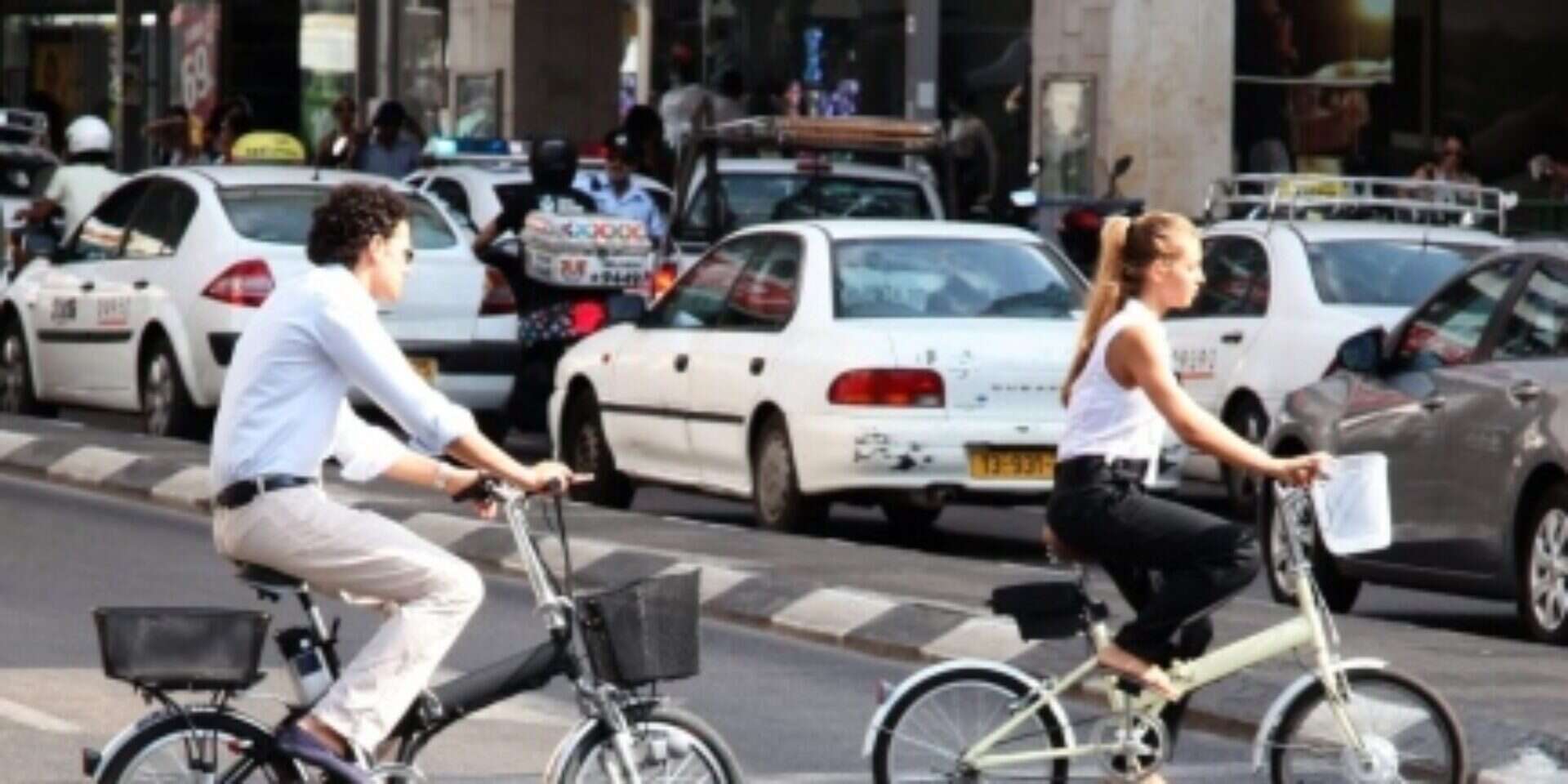  רוכבים על אופניים חשמליים בתל אביב , צילום: יח"צ
