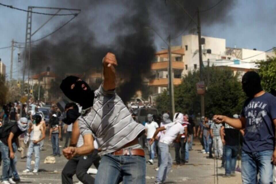 ערבים מיידים אבנים לעבר כוחות המשטרה ,