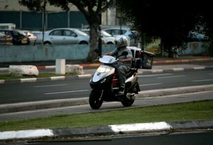 מרדף לילי: קטין בפסילה חצה רמזורים באדום, נסע בניגוד לכיוון התנועה ונעצר