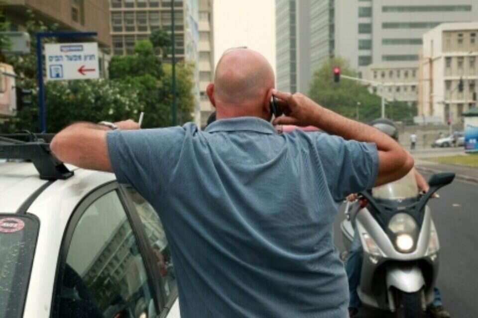 צילום: משה שי (אילוסטרציה) // הלקוח תמיד צודק. מדברים בטלפון הנייד , משה שי