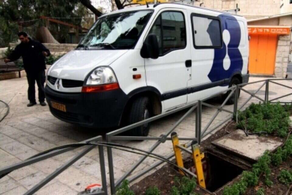 צילום: אורן נחשון // טכנאי בזק במרכז ירושלים. הערכה: החברה הפסידה מילוני שקלים ,