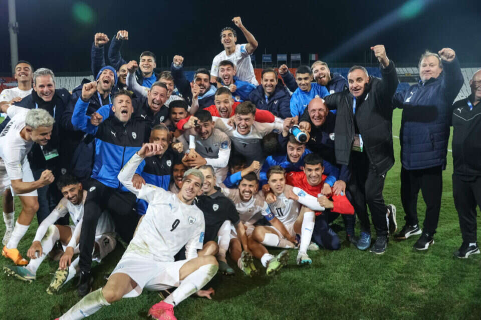 הנבחרת חוגגת אחרי הניצחון על יפן. הישג ענק , אסי קיפר, ההתאחדות לכדורגל