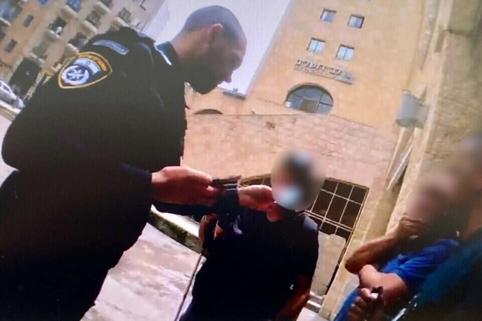 ניצל את מוגבלותו של אדם עיוור, הציע לו סיוע במדרגות וגנב את כספו , ללא