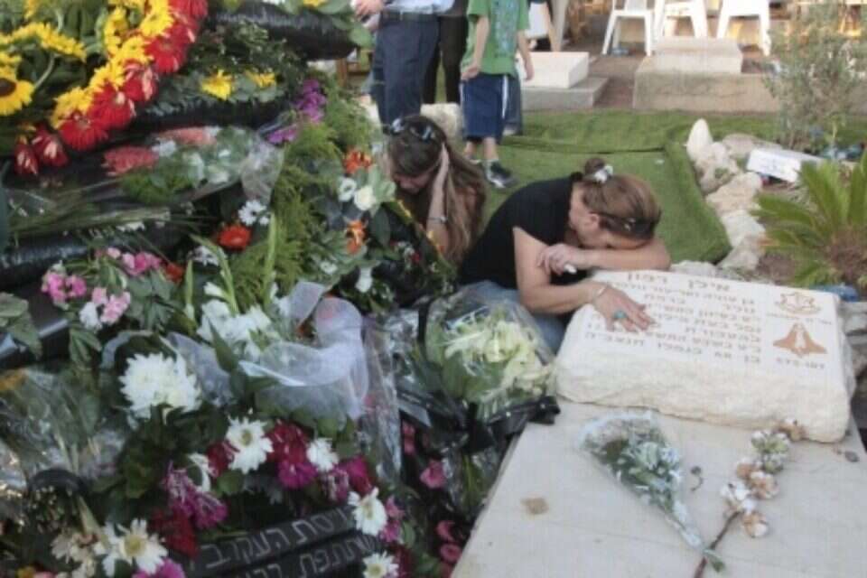 צילום: דוד כהן // אחרי ההלוויה: בוכים על קבריהם של האבא אילן והבן אסף ז"ל ,