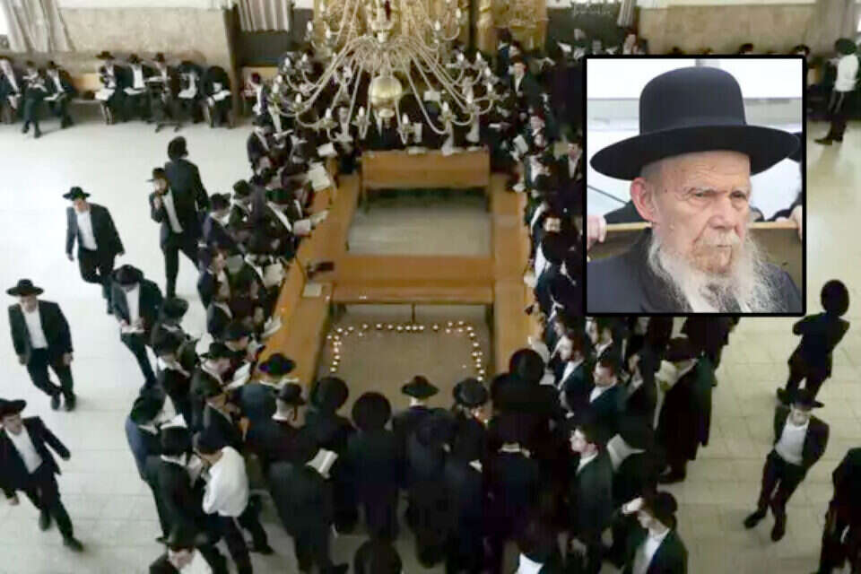 מתאבלים בישיבת פוניבז' לאחר פטירתו של הרב אדלשטיין