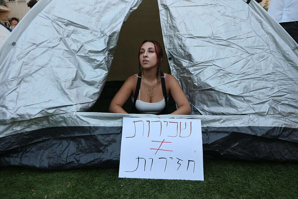 הפגנות יוקר המחיה שהתחדשות בשנת 2022. גם בקנייה וגם בהשכרה נשים מתקשות יותר להתמודד עם משבר הדיור , קוקו