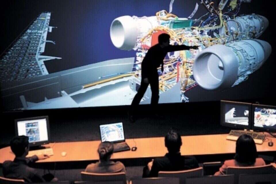 טכנאי מול הדמיה של מטוס בתכנון ,